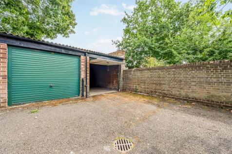 Garage 64 Heathfield Gardens-3.jpg