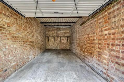 Garage 64 Heathfield Gardens-4.jpg