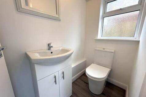 Downstairs WC.JPG