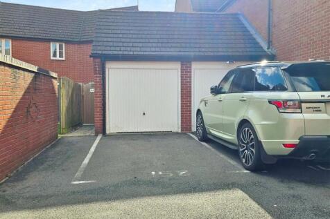 Frontage / Garage
