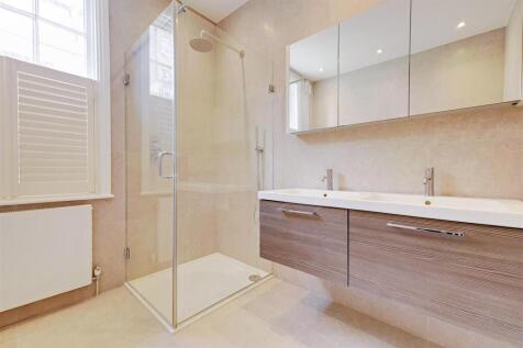 12. Main Ensuite 1.jpg