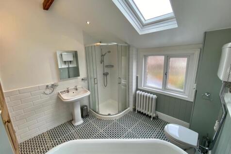 Bathroom..jpg
