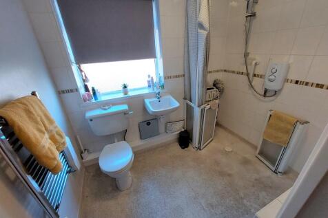 LARGE SHOWER ROOM