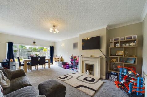 Dining/sitting room: