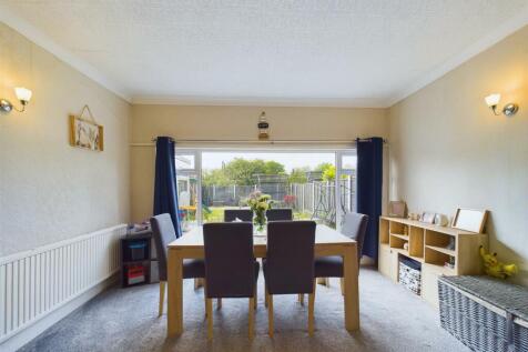 Dining/sitting room: