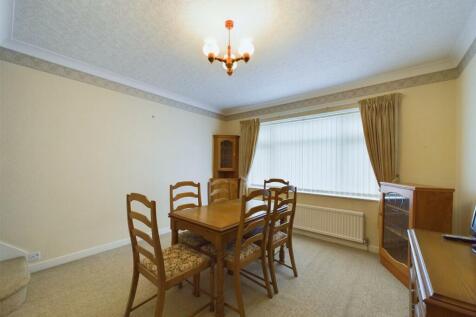 Dining room: