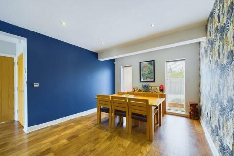 Dining room: