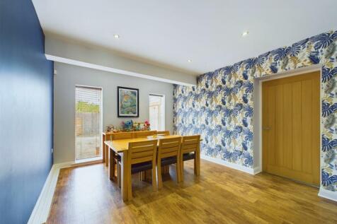 Dining room: