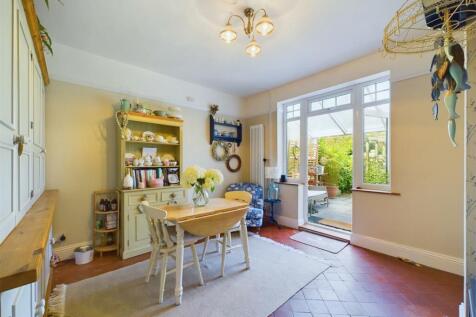 Dining room:
