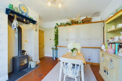 Dining room: