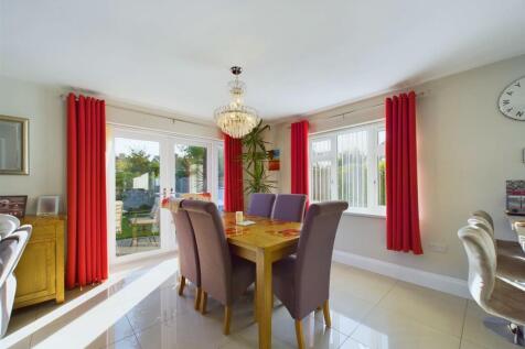 Open plan kitchen/dining/living: