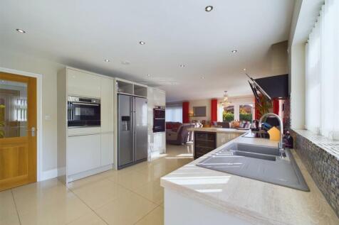 Open plan kitchen/dining/living: