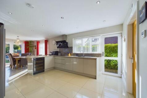 Open plan kitchen/dining/living: