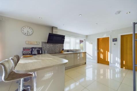 Open plan kitchen/dining/living: