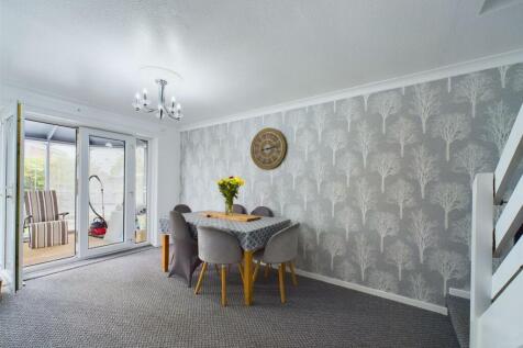 Dining room: