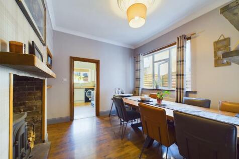 Dining room: