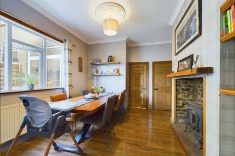 Dining room: