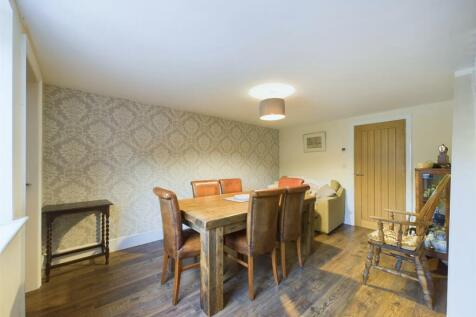 Dining room: