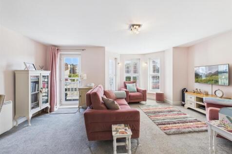 Open plan kitchen/dining/living room:
