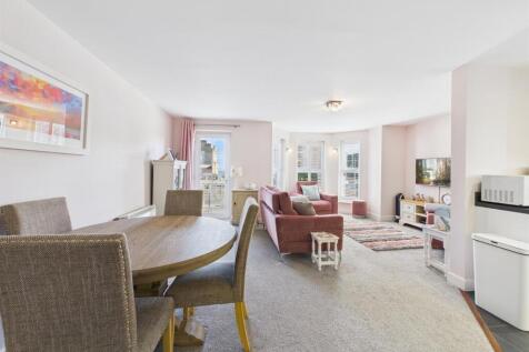 Open plan kitchen/dining/living room: