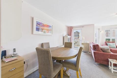 Open plan kitchen/dining/living room: