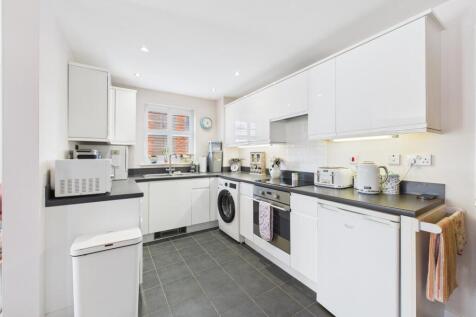 Open plan kitchen/dining/living room: