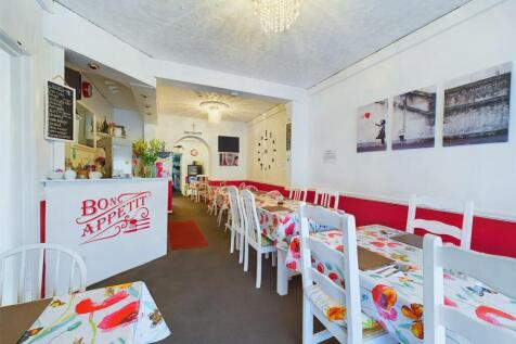Dining room:
