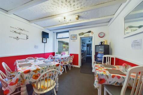 Dining room: