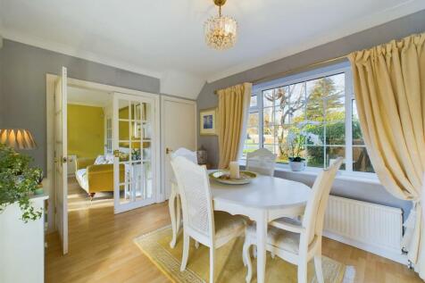 Dining room: