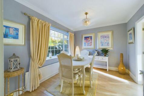 Dining room: