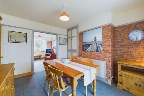 Dining room: