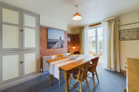 Dining room:
