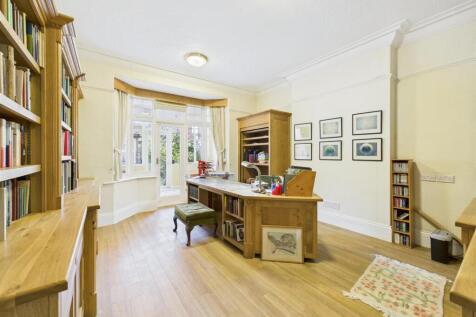Dining room: