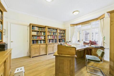 Dining room: