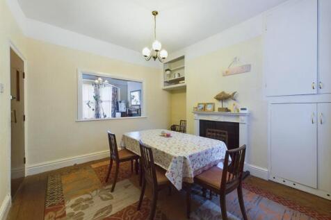Dining room: