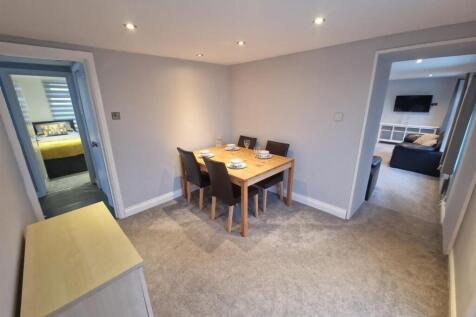 Dining room: