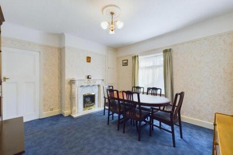 Dining room: