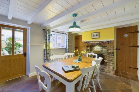 Dining room: