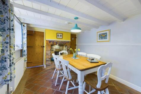 Dining room: