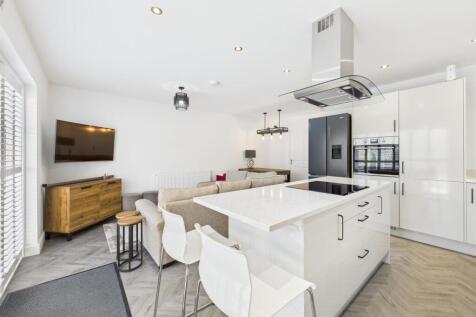 Open plan kitchen/dining/living: