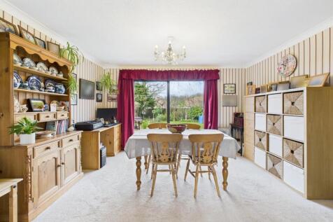 Dining room:
