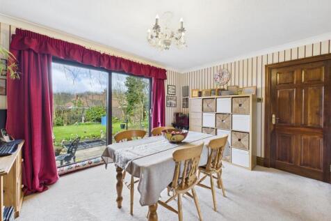 Dining room: