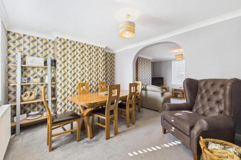 Dining room: