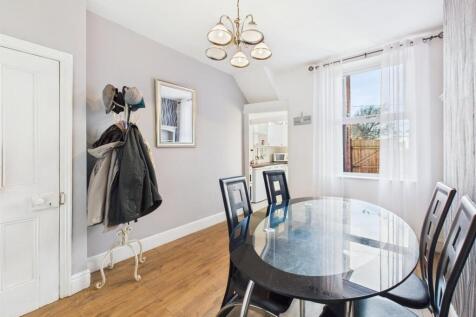 Dining room: