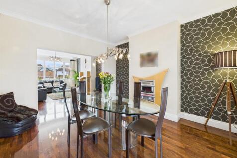Dining room: