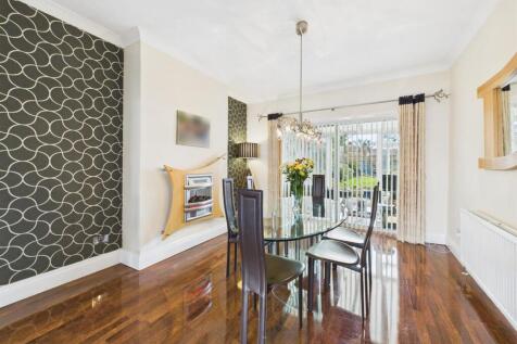 Dining room: