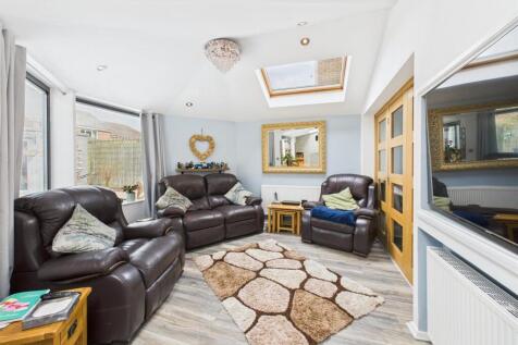Sitting/dining area: