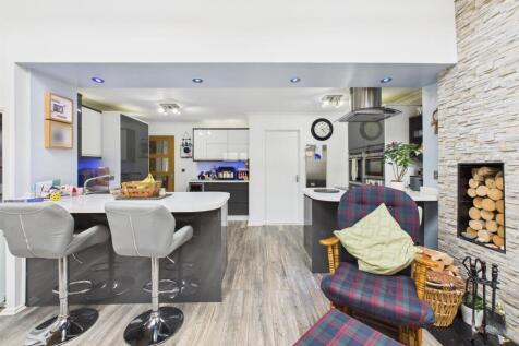 Sitting/dining area: