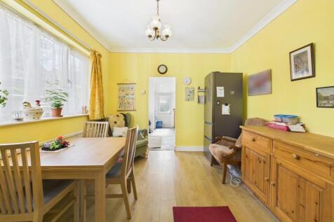 Dining room:
