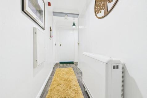 Private entrance: